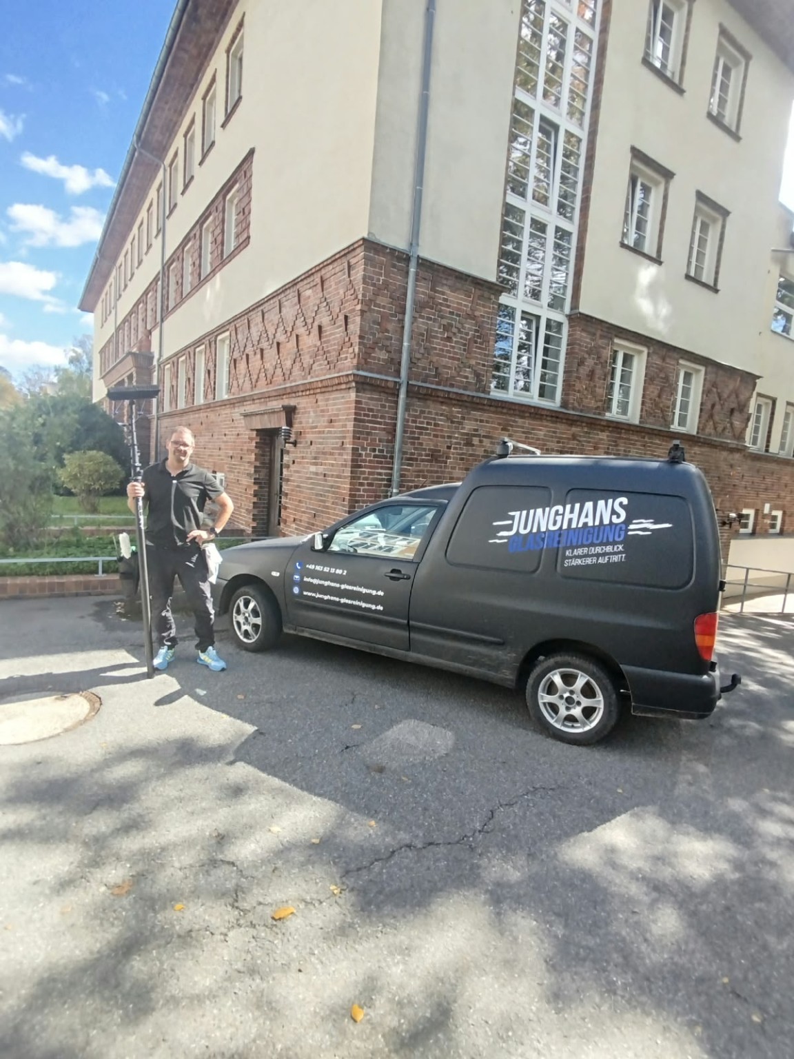 Junghans Glasreinigung mit Carbonstange vor einem hohen Gebäude