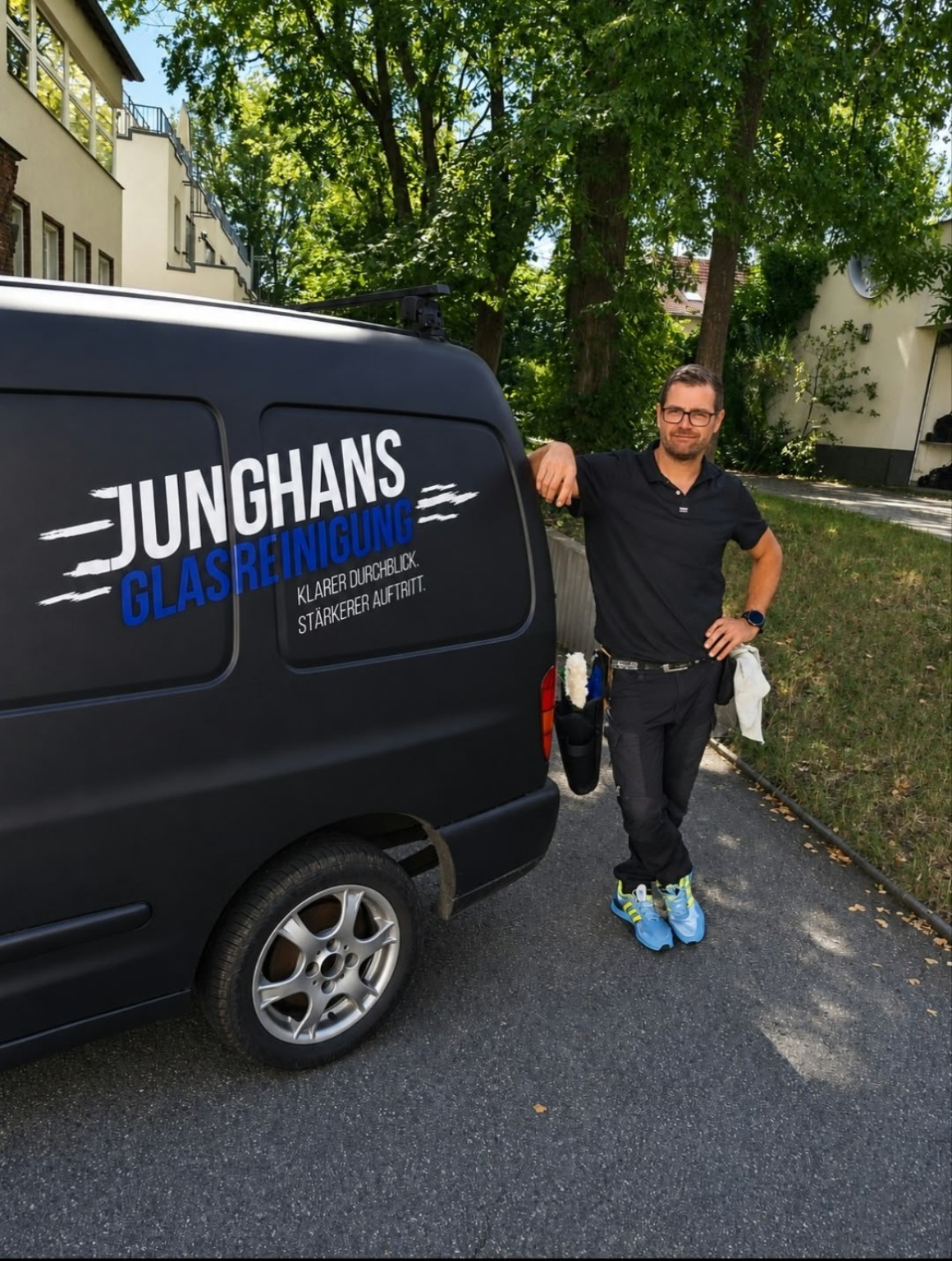 Sven Junghans von Junghans Glasreinigung am Firmenfahrzeug